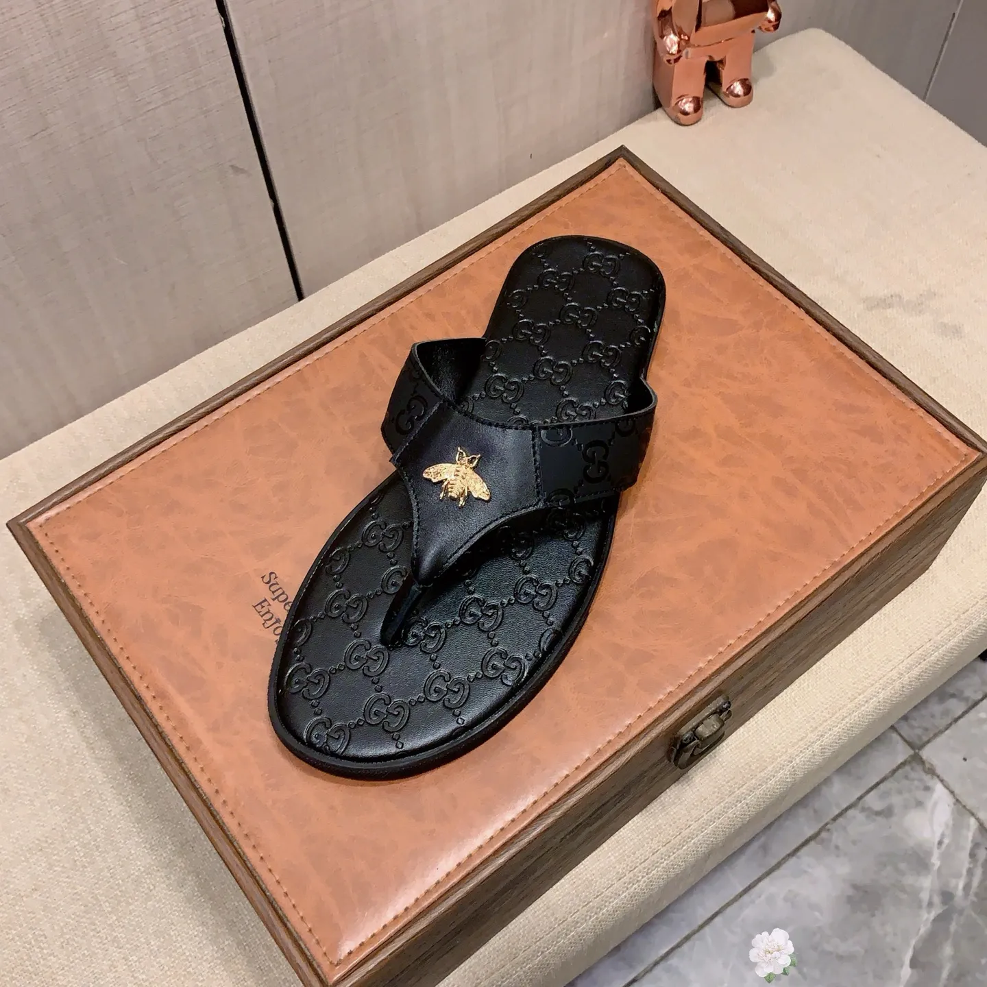 Slippers: New model: Factory price: 260💰💰🎩🎩🔥🔥《 Gucci* 》Series of slippers top purchasing agent🔍🔍Sold at the same time for men, original Italian imported webbing made of selected cowhide, exquisite workmanship,), sole: (super comfortable) original factory special sole, ⚠️exclusive double-layer movable molded sole super comfortable⚠️, real shot🎬the real thing is more beautiful🔍🔍266 regular code 38-44, can be ordered 45.